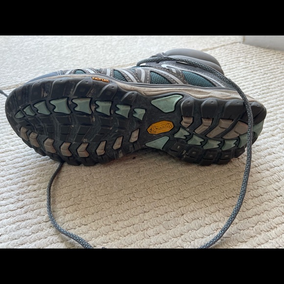 Eddie Bauer Lukla pro mid womens ankle rise hiking boot as good as new .US 7.5 . - Picture 6 of 9